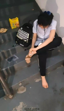 【网友作品】闻甜职高女生上完体育课的臭脚丫