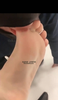 【甜一】吃女神长靴内的白袜美足
