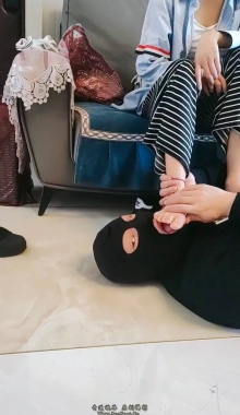 【网友作品】挨个闻甜四位学生妹妹的白袜嫩脚丫