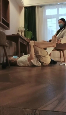 【剧情】女医生用自己的脏白袜脚治疗病人