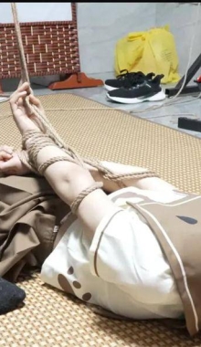 线下真实之新模19岁大一生瑶瑶JK猫爪白袜驷马半小时超长TK挠痒地狱！超怕痒[1.06G2...